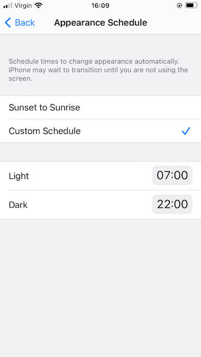Puede crear un horario personalizado para sus temas de Apple iOS. 