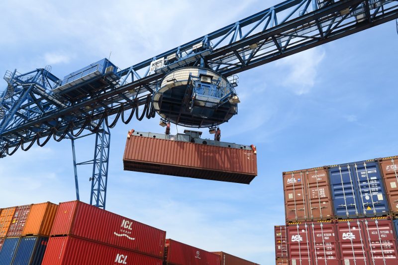 Docker mover contenedores con grúa