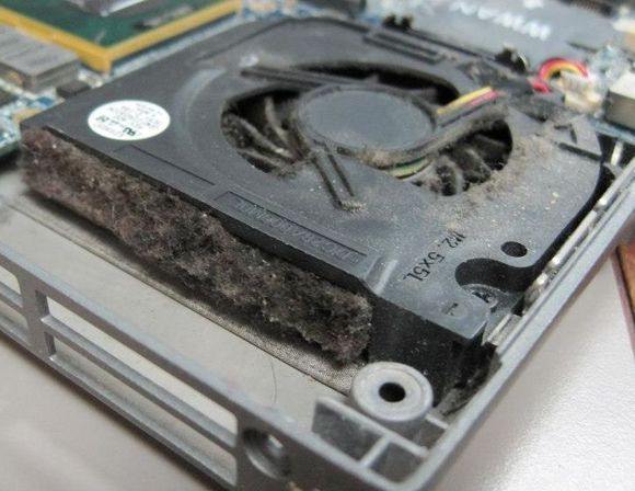 polvo de enfriamiento de la computadora portátil