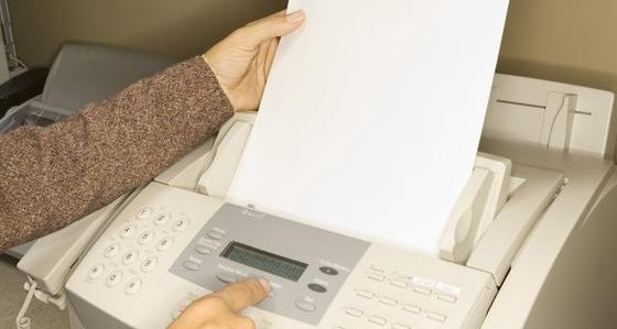 máquina de fax-alimentación de papel
